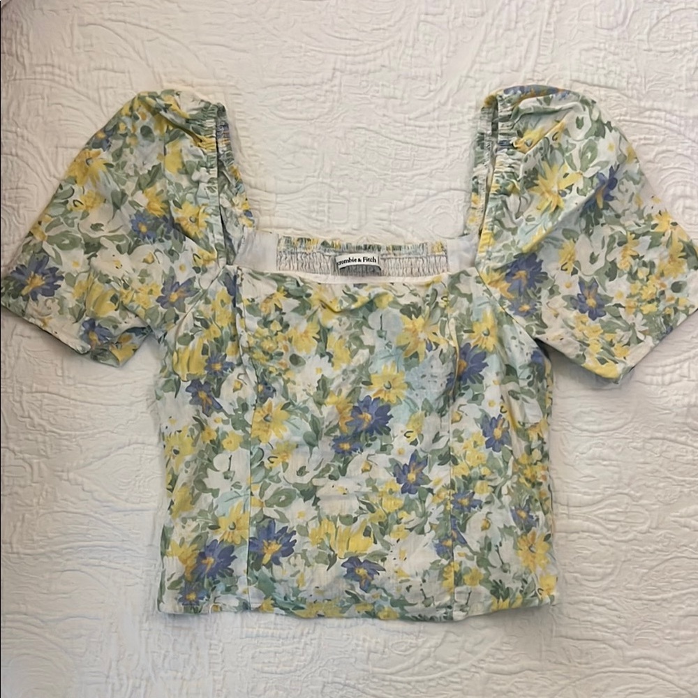 Yellow and Blue Crop Blouse with Puff Sleeves and Fitted Style